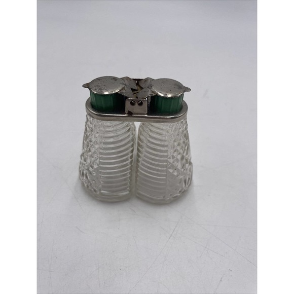 VTG. S&P Shakers, Ridged/Diamond Cut Glass, with Metal Flip-Top & Plastic Lids - Picture 3 of 5